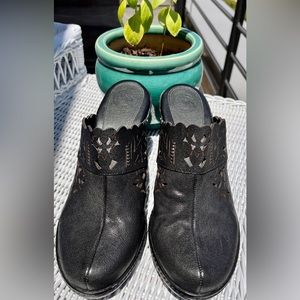 Stand Tall! NURTURE (NWOT, Size 8) Black Platform Clogs w/Cutouts